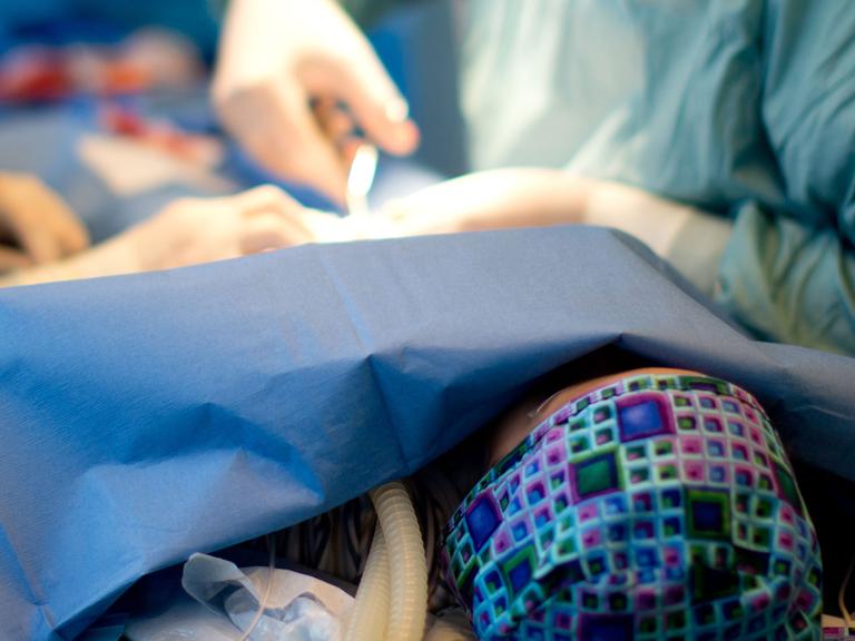 Der Urologe Aref El-Seweifi nimmt am 01.10.2012 in einer Berliner Privatklinik eine Beschneidung an einem zweijährigen Jungen vor.