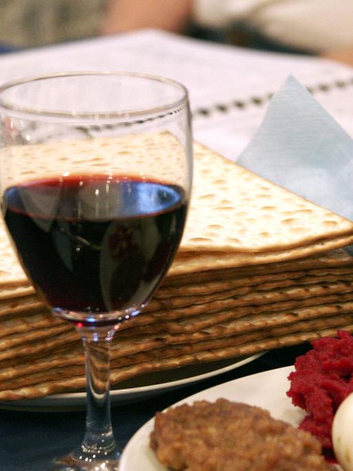 Matzen, Wein und symbolische Speisen auf dem Sedertisch