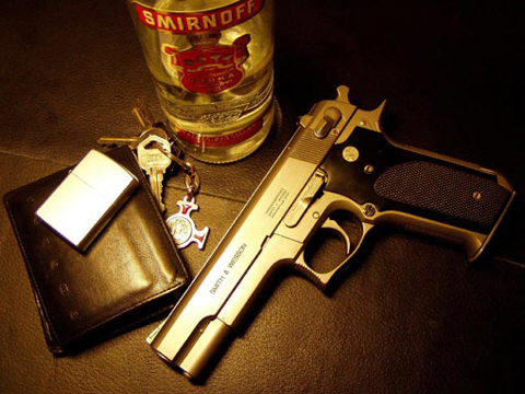 Hab ich noch irgendetwas vergessen: Nein - Wodka, Autoschlüssel, Pistole, Geldbeutel und Feuerzeug - alles da Hab ich noch irgendetwas vergessen: Nein - Wodka, Autoschlüssel, Pistole, Geldbeutel und Feuerzeug - alles da