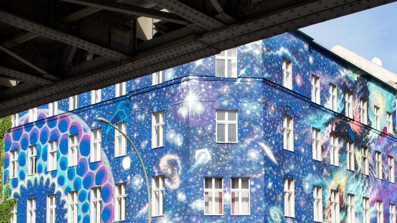 Gegenüber des Urban-Art-Museums haben Künstler die Fassade eines Hauses in eine überdimensionierte blaue Sternenlandschaft verwandelt
