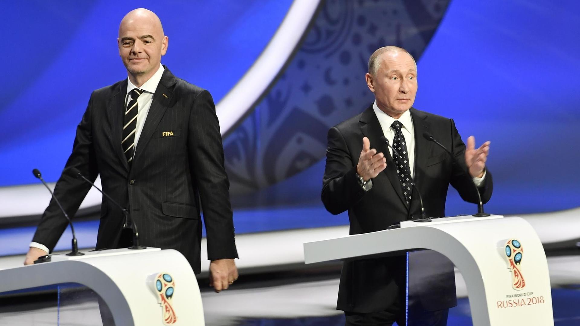Der russische Präsident Waldimir Putin und der Fifa-Präsident Gianni Infantino während der Auslosung