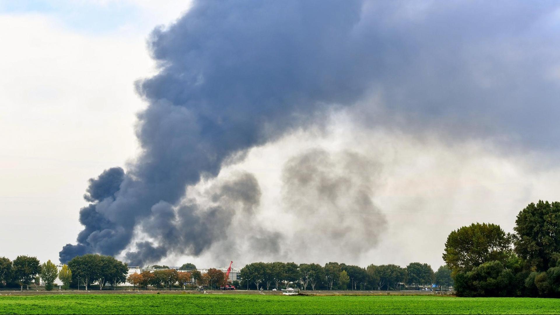 Dunkle Rauchwolken steigen am 17.10.2016 in Ludwigshafen (Rheinland-Pfalz) auf dem Gelände des Chemiekonzerns BASF auf.