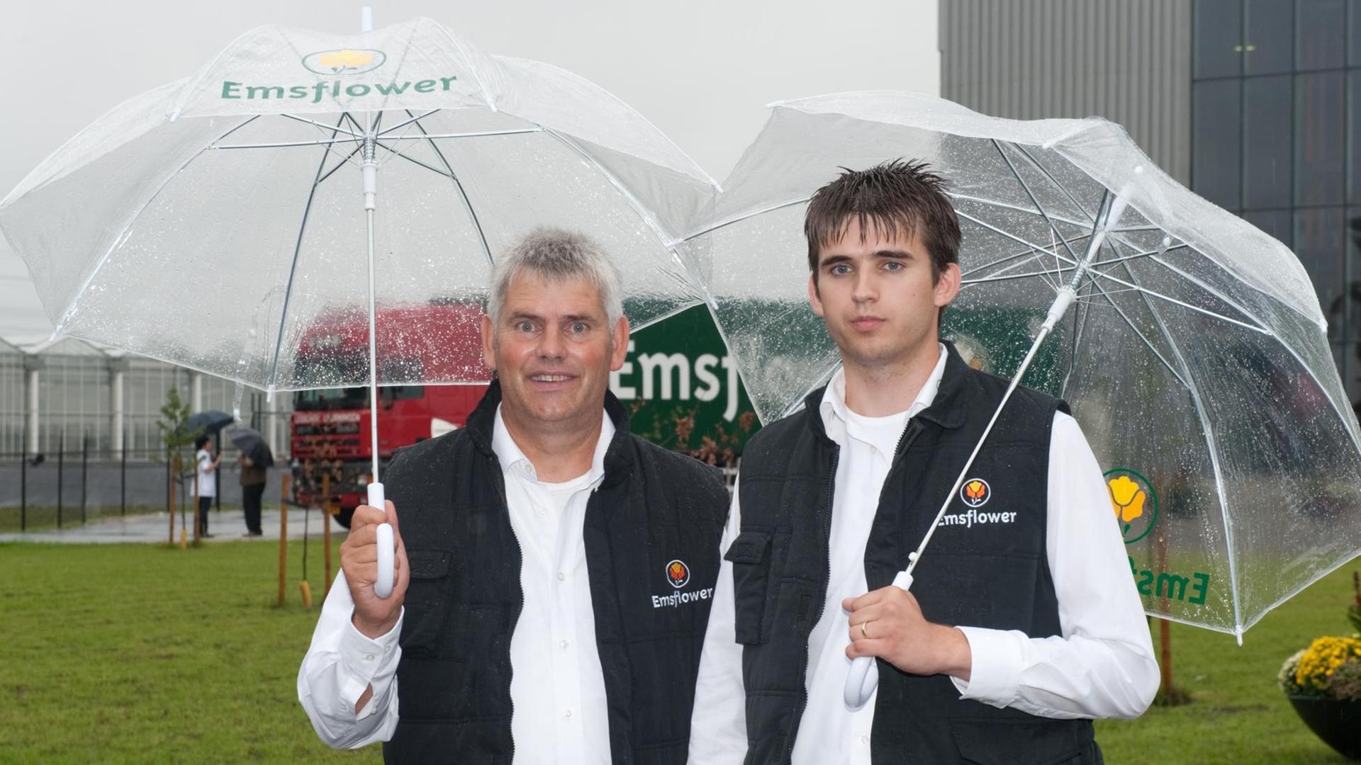 Die Inhaber der Gartenbaufirma Emsflower, Bennie Kuipers (r) und sein Sohn und mitinhaber Tom Kuipers, aufgenommen am Donnerstag (26.08.2010) in ihrem Betrieb in Emsbüren.