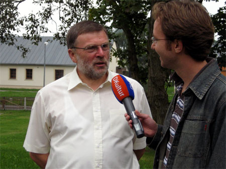 Maurice Gully im Gespräch mit dem Oberbürgermeister von Marienberg, Thomas Wittig (rechts).