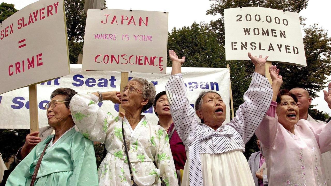 Koreanische Frauen demonstrieren schon seit Jahrzehnten für eine Wiedergutmachung des erlittenen Unrechts als Zwangsprostituierte im 2.Weltkrieg.