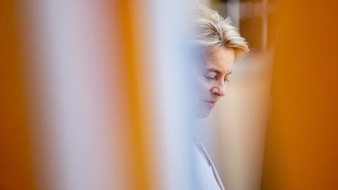 25.06.2019, Berlin: Ursula von der Leyen (CDU), Bundesverteidigungsministerin, steht hinter Flaggen vor der Villa Borsig am Tegeler See, als sie auf die Gäste des Verteidigungsministertreffens im Format "Northern Group" wartet. Foto: Christoph Soeder/dpa | Verwendung weltweit