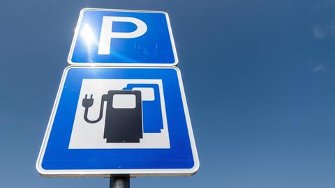 11.06.2019, Sachsen, Wilsdruff: Hinweisschilder für Parkplätze mit Ladestation für Elektroautos steht am ersten Schnellladepark an der Autobahn-Raststätte "Dresdner Tor". Bis Ende 2020 will der Ladestationenbetreiber Ionity 400 Ladestationen für Elektroautos entlang von Autobahnen in 23 Ländern in Europa aufbauen. Foto: Robert Michael/dpa-Zentralbild/ZB | Verwendung weltweit