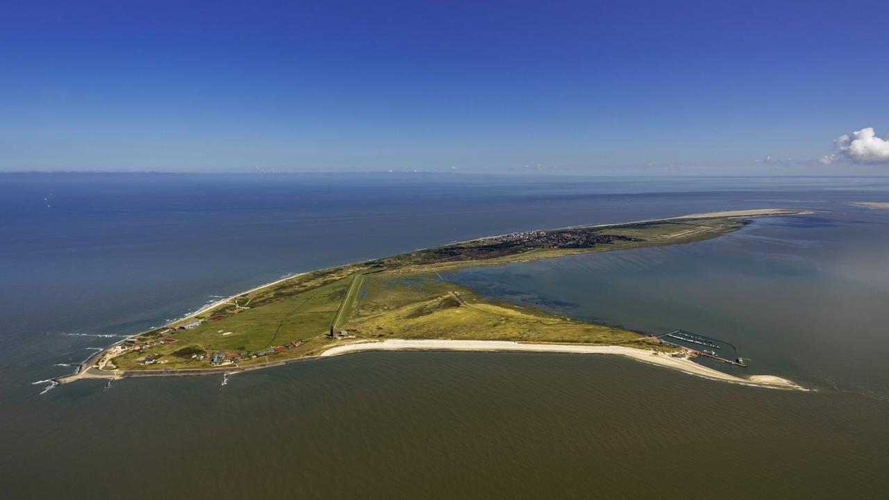 Die in der Nordsee gelegene Wattenmeerinsel Wangerooge aus der Luft.