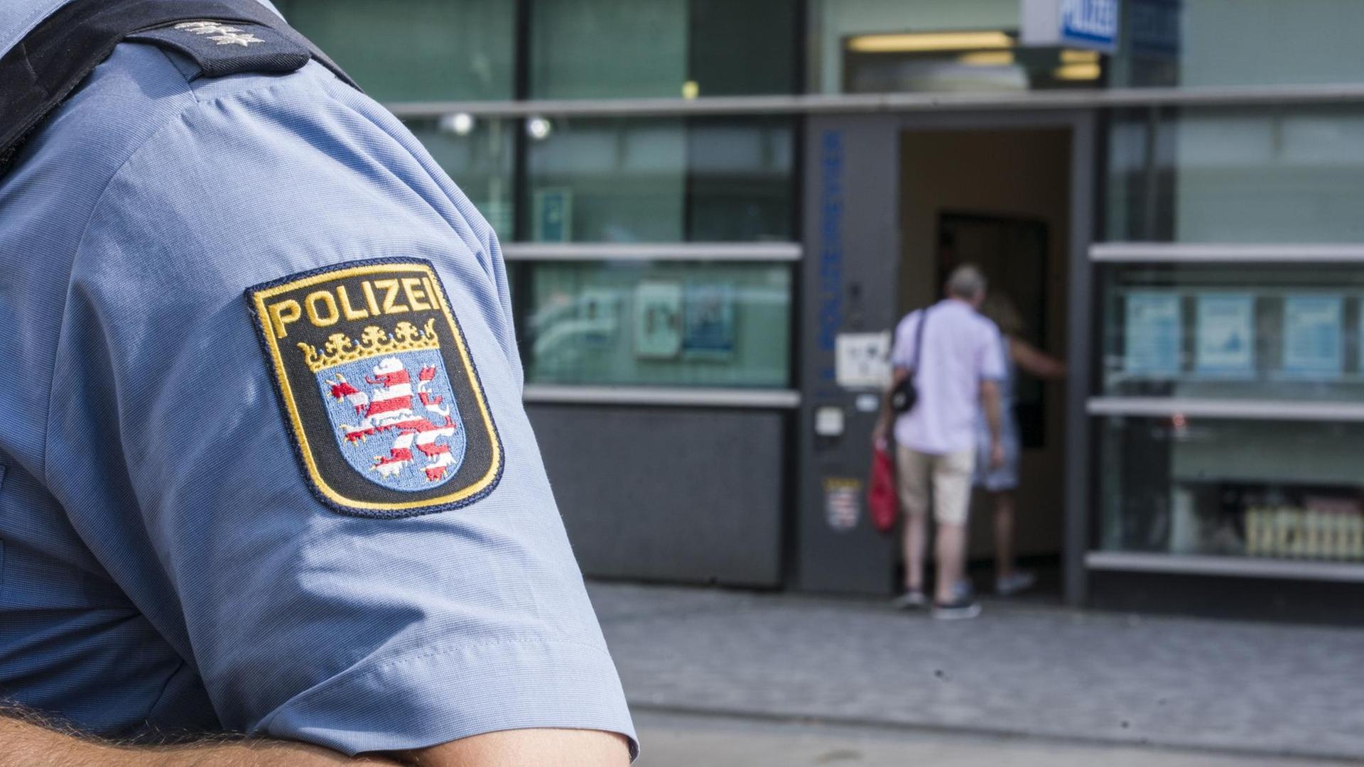 Ärmel eines Polizisten mit dem hessischen Wappen und dem Schriftzug "Polizei"