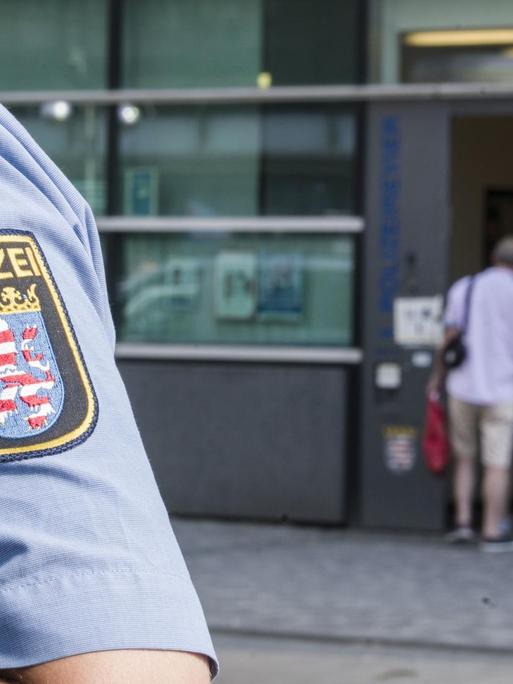 Ärmel eines Polizisten mit dem hessischen Wappen und dem Schriftzug "Polizei"