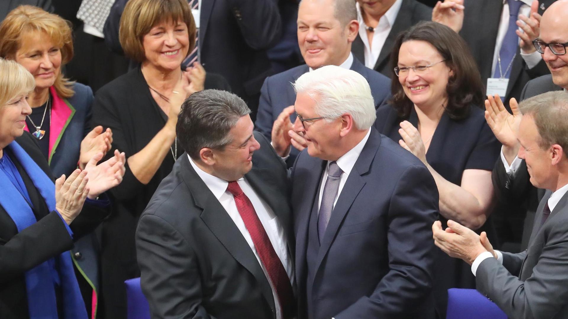 Der SPD-Vorsitzende Sigmar Gabriel gratuliert Bundespräsident Frank-Walter Steinmeier, umringt von weiteren Sozialdemokraten (Hannelore Kraft, Ulla Schmidt, Olaf Scholz, Andrea Nahles, Thomas Oppermann - von links nach rechts).