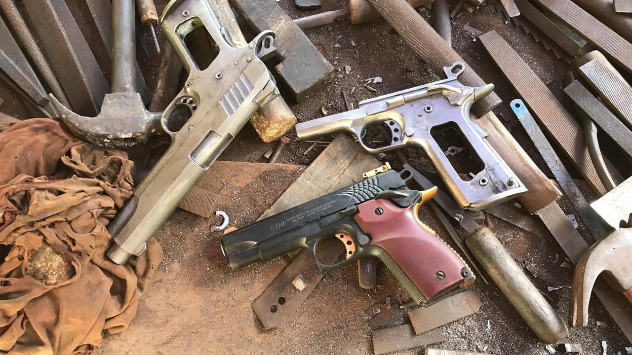 Pistolen und Sturmgewehre werden in illegalen Urwaldwerkstatten bei Danao auf den Philippinen zusammengebaut. 