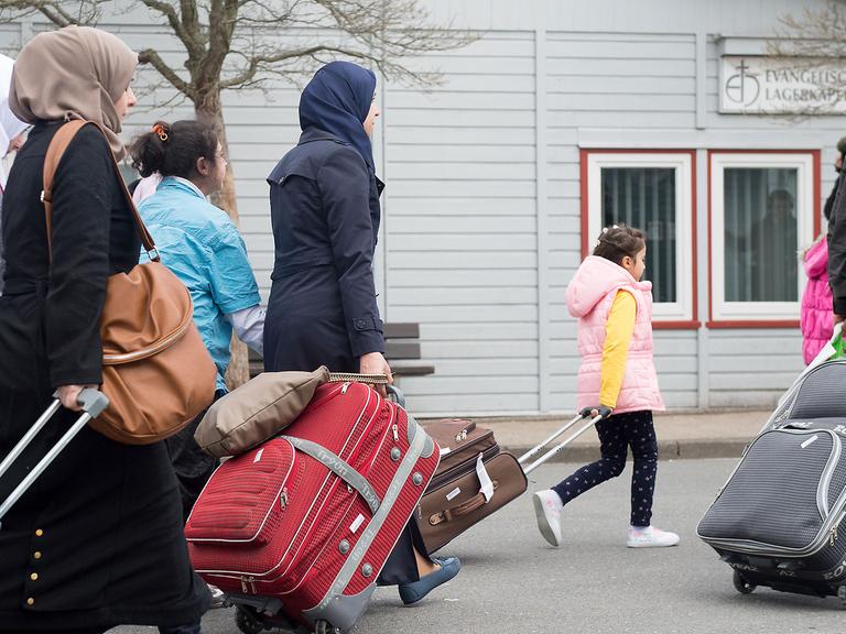 Syrische Flüchtlinge kommen am 04.04.2016 in das Grenzdurchgangslager Friedland im Landkreis Göttingen (Niedersachsen). Es sind die ersten syrischen Flüchtlinge, die legal auf direktem Weg aus der Türkei in die Europäische Union einreisen durften.