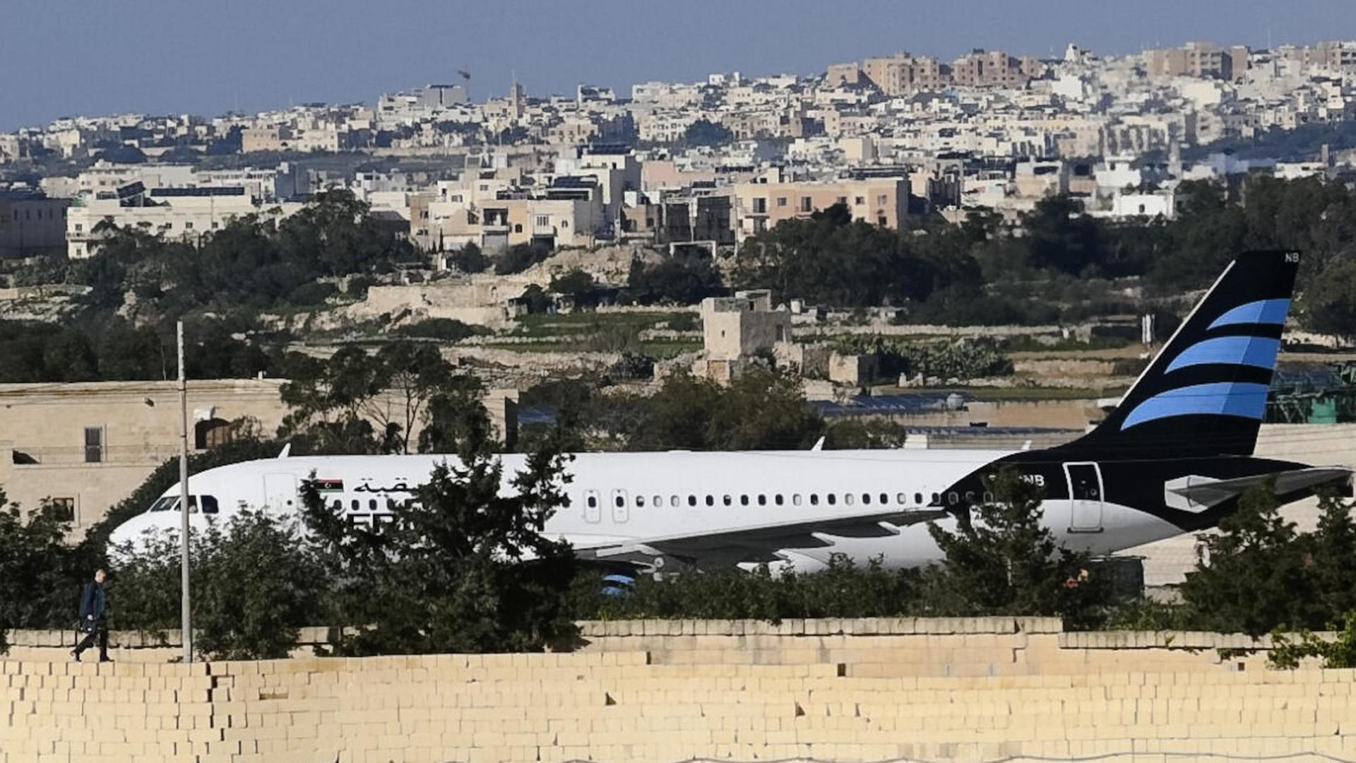 Eine Maschine der Afriqiyah Airways aus Libyen steht auf dem Rollfeld des maltesischen Luqa International Airport. Eine Maschine der Afriqiyah Airways aus Libyen steht auf dem Rollfeld des maltesischen Luqa International Airport.