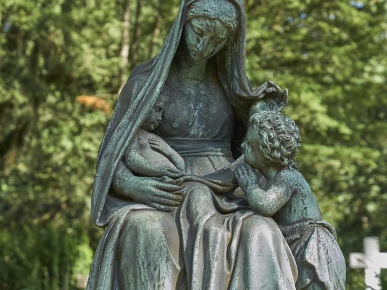 Grabmal mit Mutter-Gottes-Statue am Hauptfriedhof in Frankfurt am Main