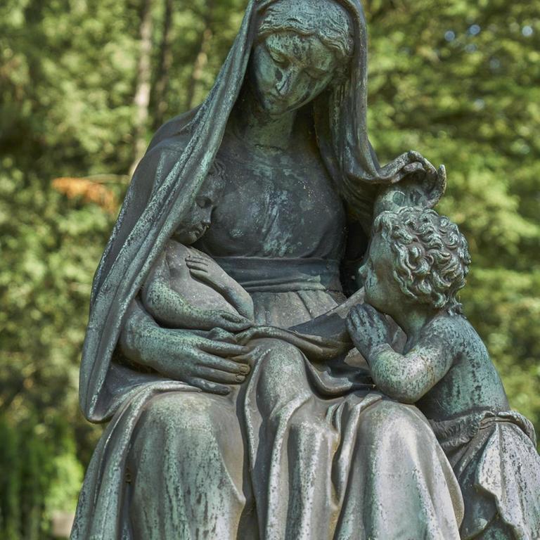 Grabmal mit Mutter-Gottes-Statue am Hauptfriedhof in Frankfurt am Main