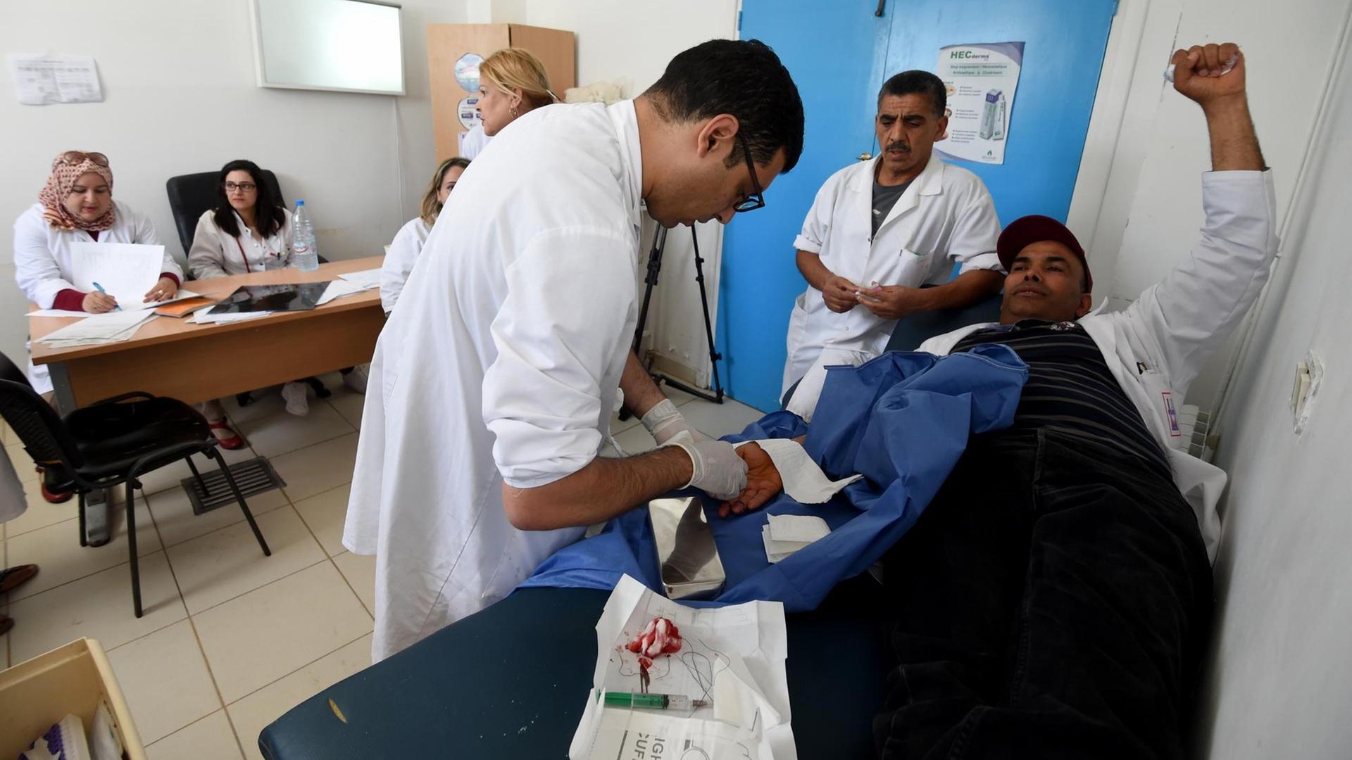In der Notaufnahme eines tunesischen Krankenhauses in der Hauptstadt Tunis behandeln Ärzte einen Patienten.