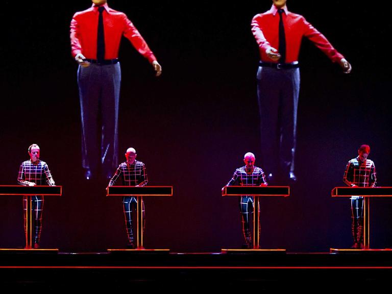 Die deutsche Band Kraftwerk bei einem Konzert in Eindhoven.