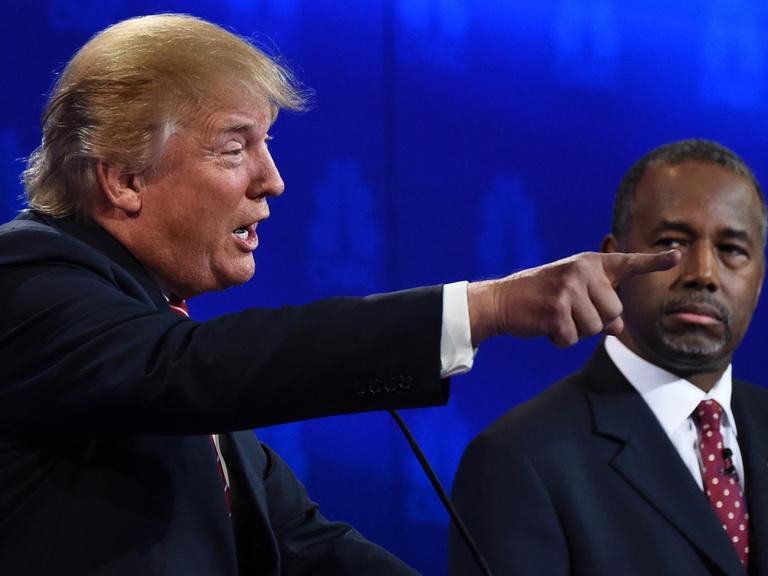 Die beiden Bewerber um die Präsidentschaftskandidatur der Republikaner, Donald Trump und Ben Carson, während einer TV-Debatte.