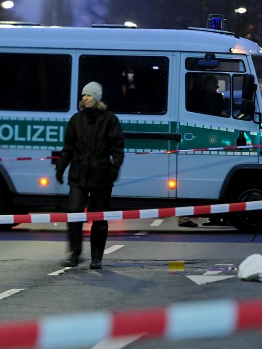 Polizisten sichern in Berlin-Neukölln nach einer Schießerei Spuren am Tatort.