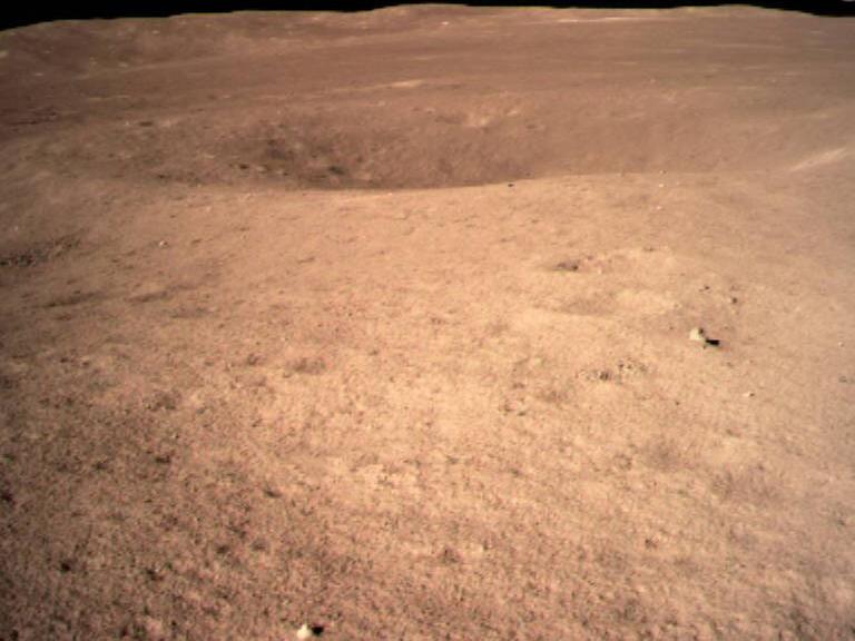 Dieses Bild hat die chinesische Sonde "Chang'e 4" von der erdabgewandten Seite des Mondes gemacht. Zu sehen ist ein Krater.