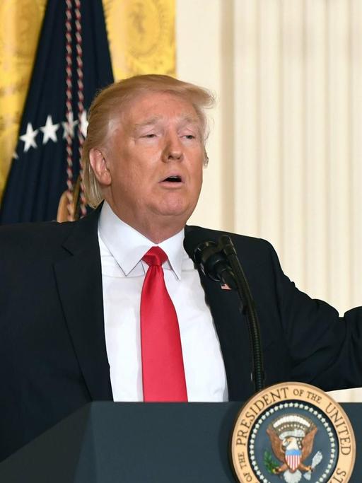US-Präsident Donald Trump hält eine Pressekonferenz im Weißen Haus.