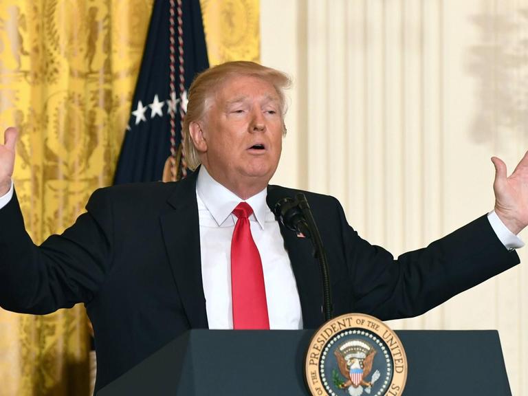 US-Präsident Donald Trump hält eine Pressekonferenz im Weißen Haus.