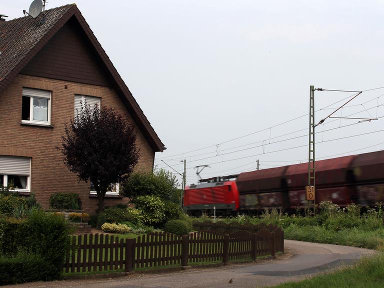 Ein Güterzug fährt durch den Ort Rees (NRW)