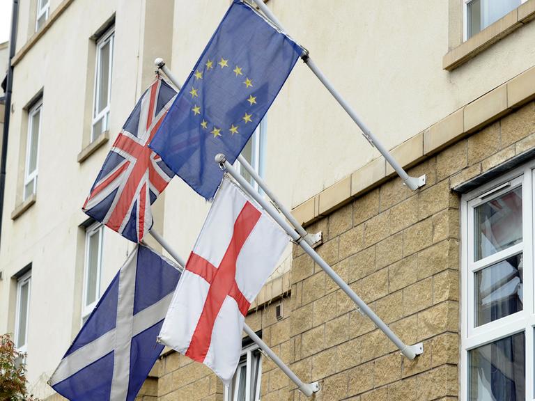 Die Fahnen Schottlands, Englands, des Vereinigten Königreichs und der EU an einem Gebäude in Edinburg.