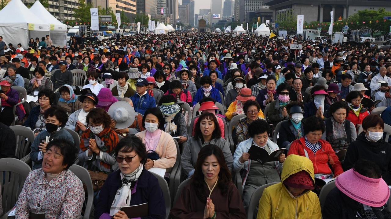 Während des Treffens der beiden Staatschefs von Nord- und Südkorea beteten in Seoul Buddhisten öffentlich für den Erfolg der Zusammenkunft