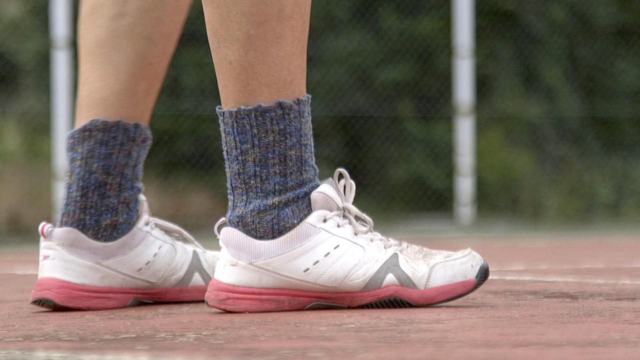 Ein paar Tennisschuhe und dicke Socken