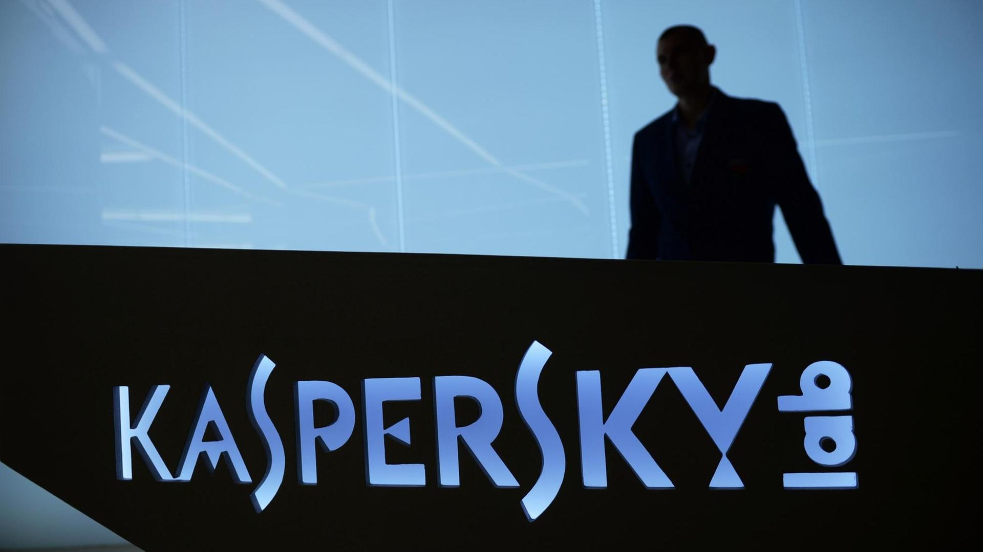 Ein Mann steht am Logo von "Kaspersky Lab" im Moskauer Büro der Antivirus-Softwarefirma.