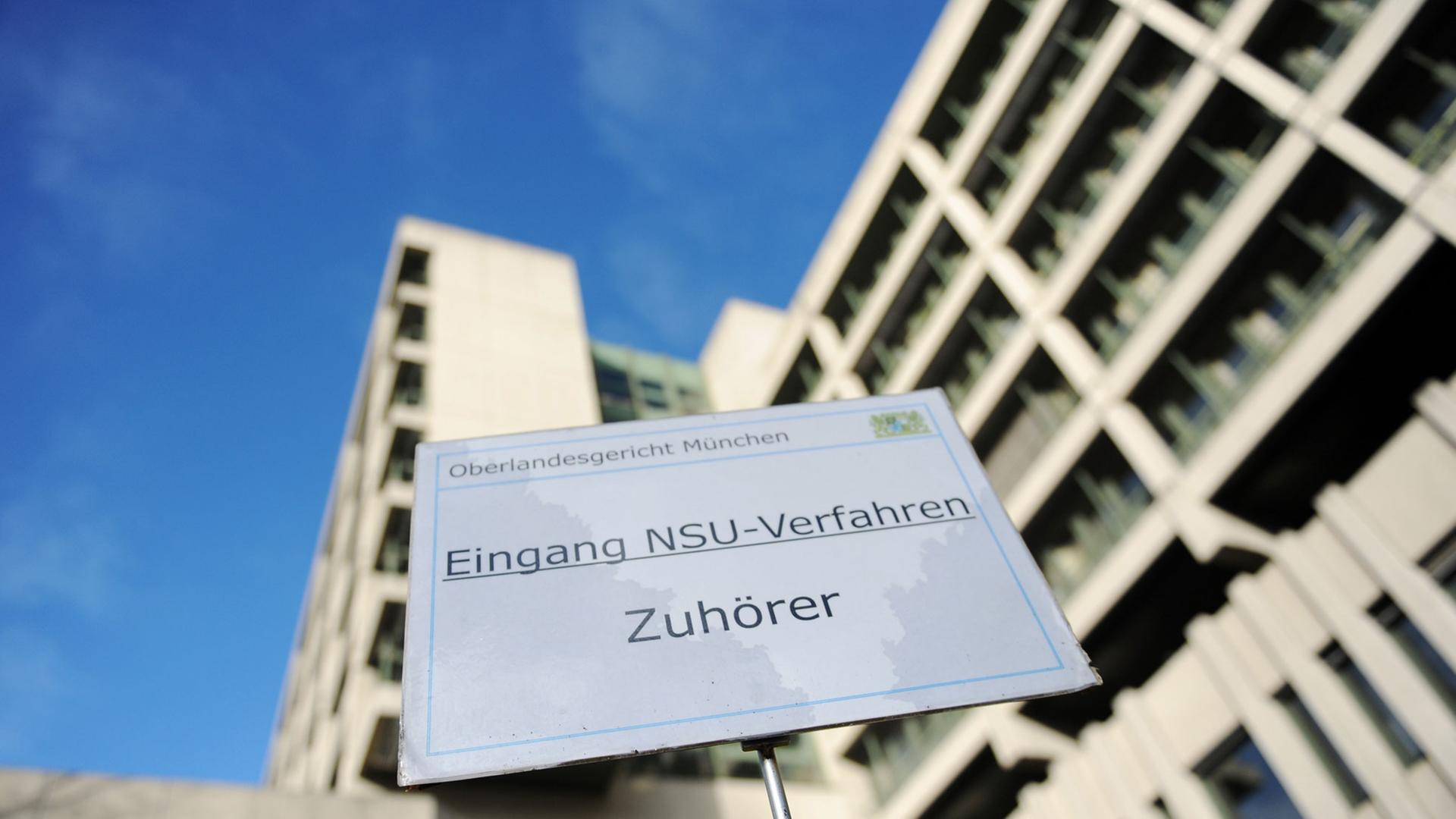 Ein Schild mit der Aufschrift "Eingang NSU-Verfahren Zuhörer" steht vor dem Strafjustizzentrum in München (Bayern).