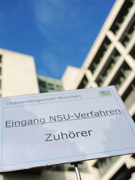 Ein Schild mit der Aufschrift "Eingang NSU-Verfahren Zuhörer" steht vor dem Strafjustizzentrum in München (Bayern).