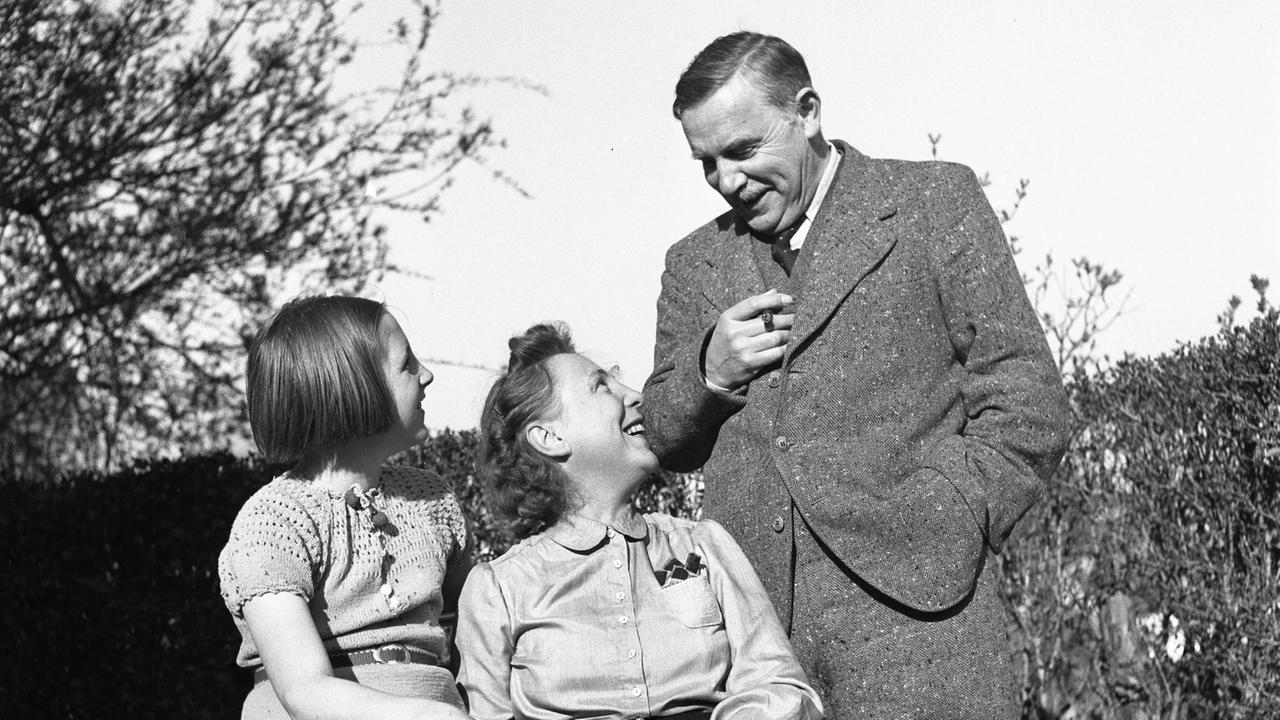 Der Komponist Othmar Schoeck mit seiner Frau Hilde Schoeck-Bartscher und seiner Tochter Gisela am 19. April 1943 in Zürich