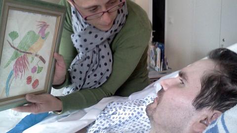 Der französische Koma-Patient Vincent Lambert bekommt ein Bild gezeigt.