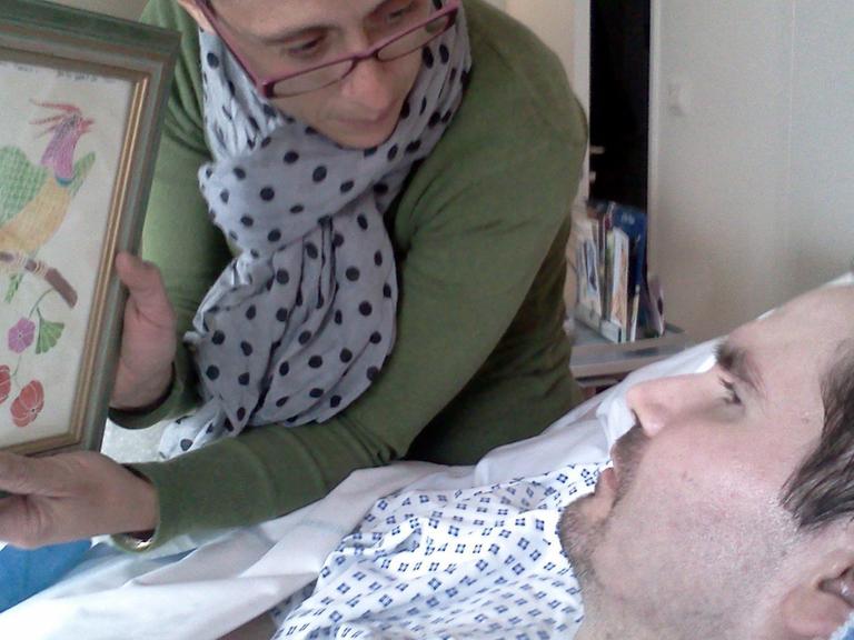 Der französische Koma-Patient Vincent Lambert bekommt ein Bild gezeigt.