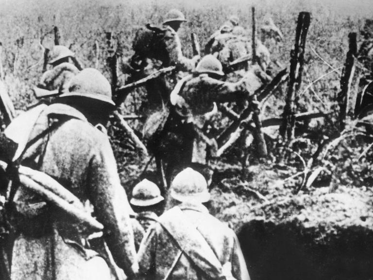 Französische Infanterie während der Schlacht um Verdun im Jahr 1916.