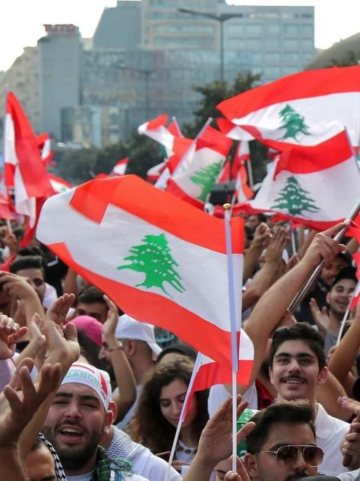 Demonstranten in Beirut schwenken libanesische Flaggen während eines Protests.