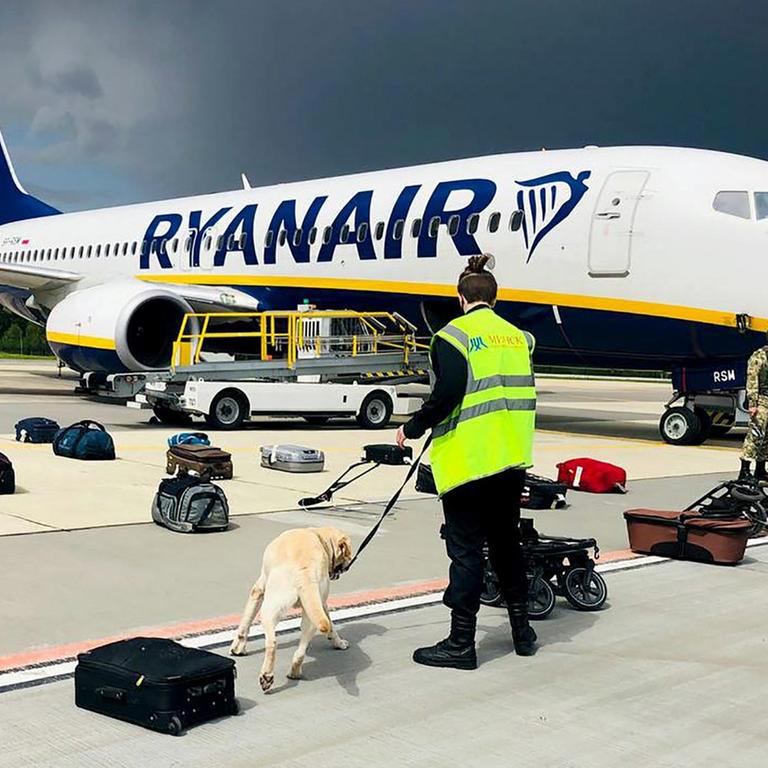 Die offenbar erzwungene Landung einer Ryanair-Maschine in Belarus sorgt international für Entsetzen.