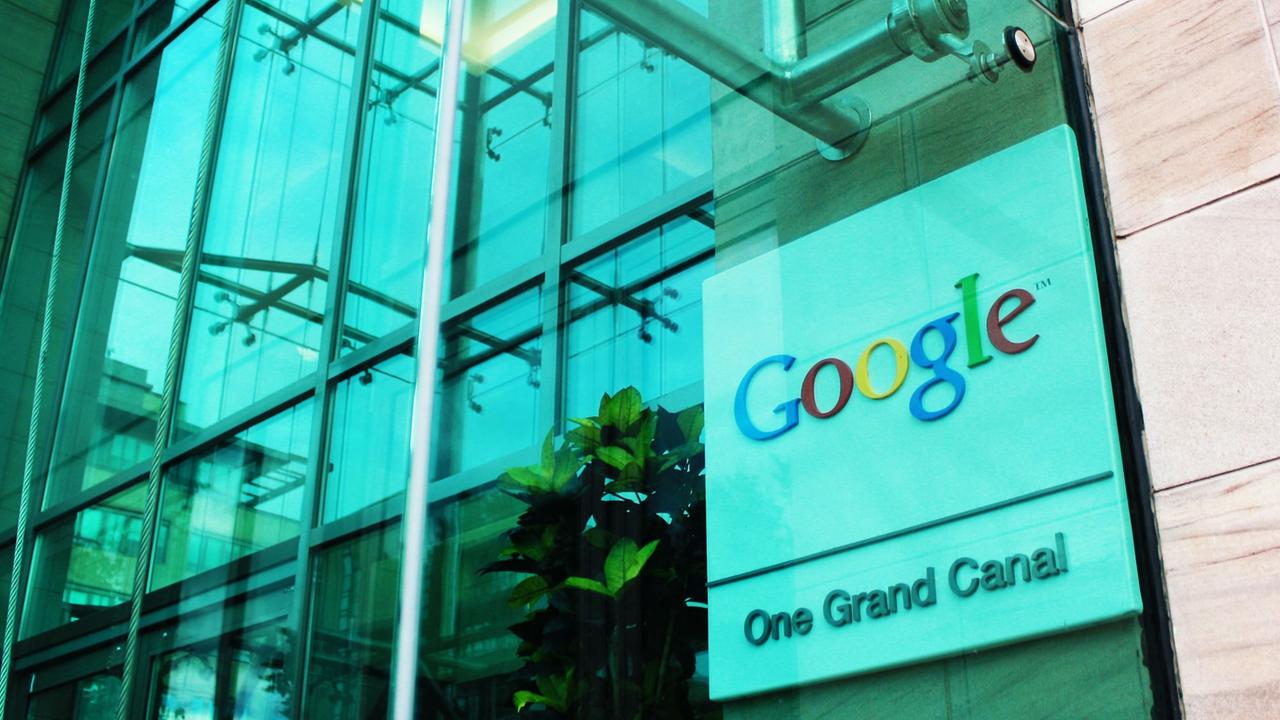 Das Firmenlogo von Google ist an einem Bürogebäude in Dublin zu sehen.