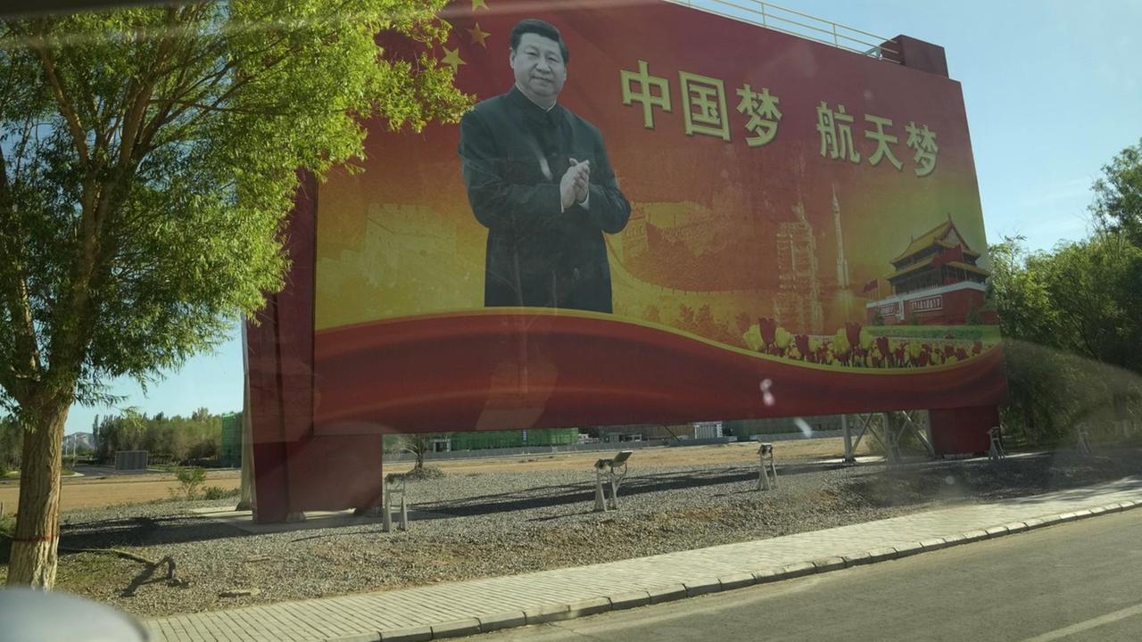 Der chinesische Präsident Xi Jiping auf einem chinesischen Propagandaplakat in China