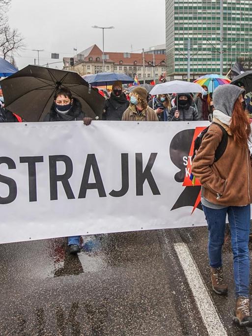 Demonstranten in Danzig wenden sich anlässlich des Weltfrauentags gegen die Verschärfung des Abtreibungsrechts in Polen.
