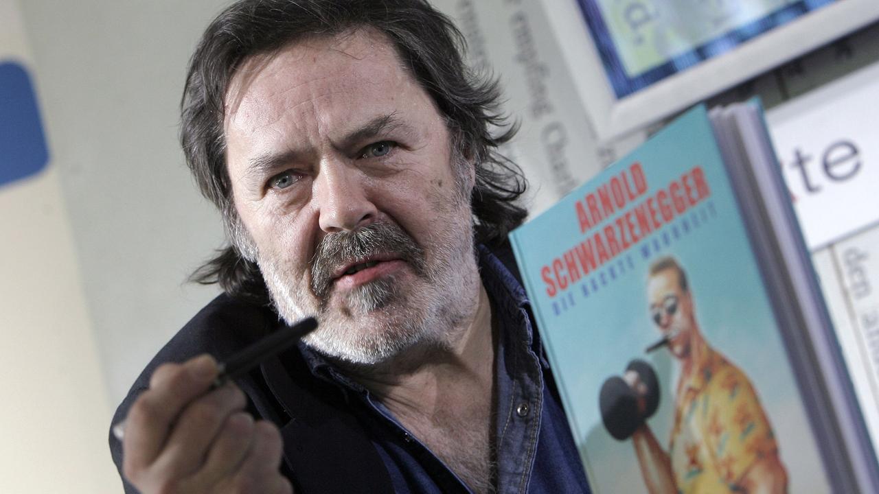 Der österreichische Grafiker, Cartoonist, Karikaturist, Musiker und Buchautor Manfred Deix, aufgenommen am 13.10.2007 auf der Internationalen Frankfurter Buchmesse.