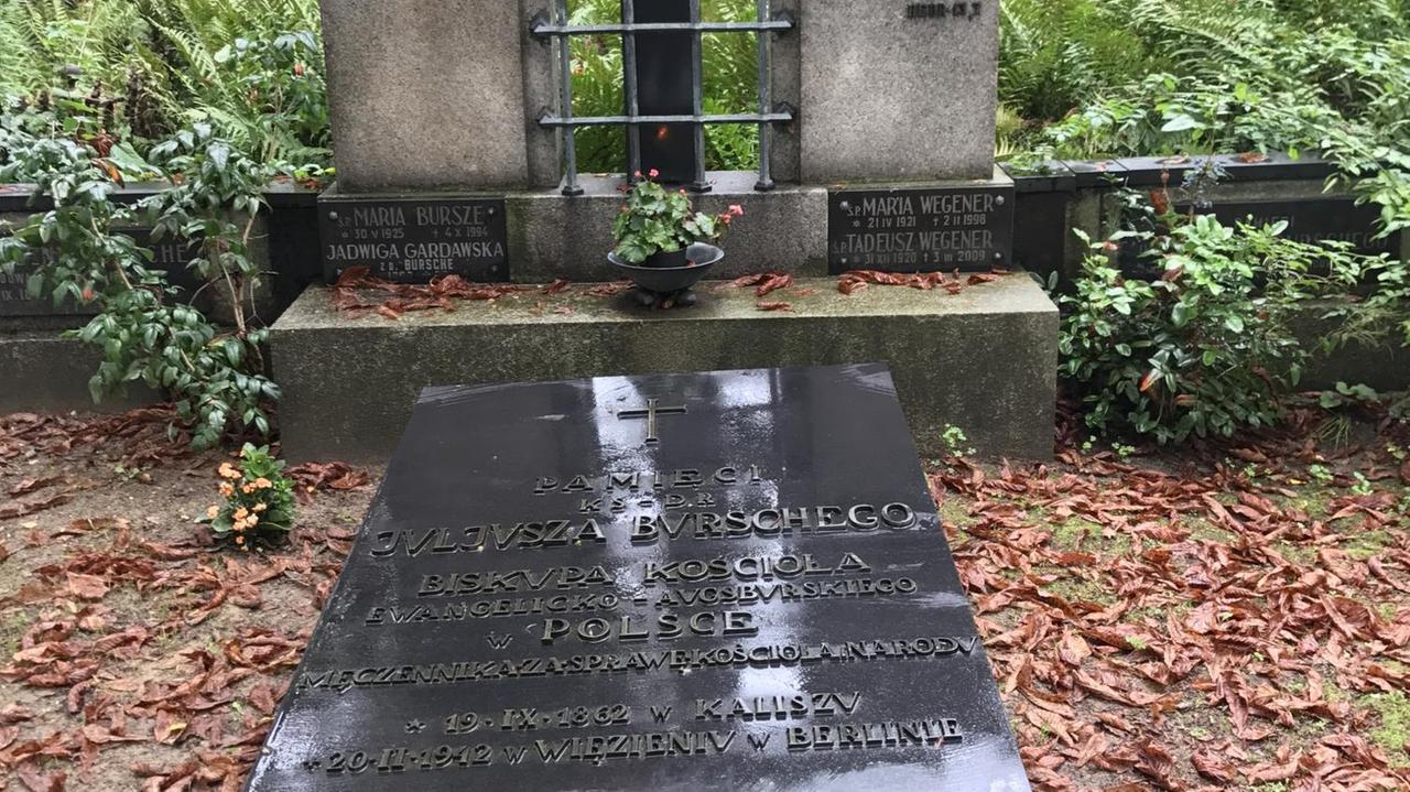Auf dem Evangelisch-Augsburgischen Sankt-Trinitatis-Friedhof in Warschau erinnert ein Grabstein an den Bischof Juliusz Bursche. Bisher ist das Grab allerdings leer.