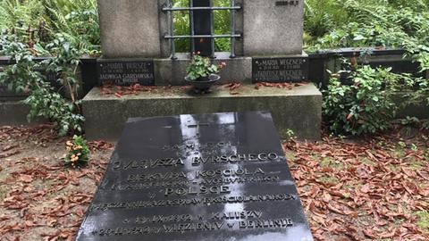 Der Grabstein für Bischof Juliusz Bursche auf dem Evangelisch-Augsburgischen Sankt-Trinitatis-Friedhof in Warschau.