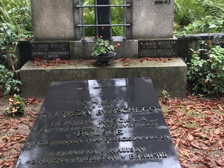 Der Grabstein für Bischof Juliusz Bursche auf dem Evangelisch-Augsburgischen Sankt-Trinitatis-Friedhof in Warschau.