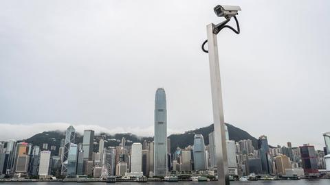 Kamera vor der Skyline des Hongkonger Hafens