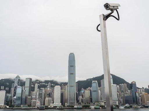 Kamera vor der Skyline des Hongkonger Hafens