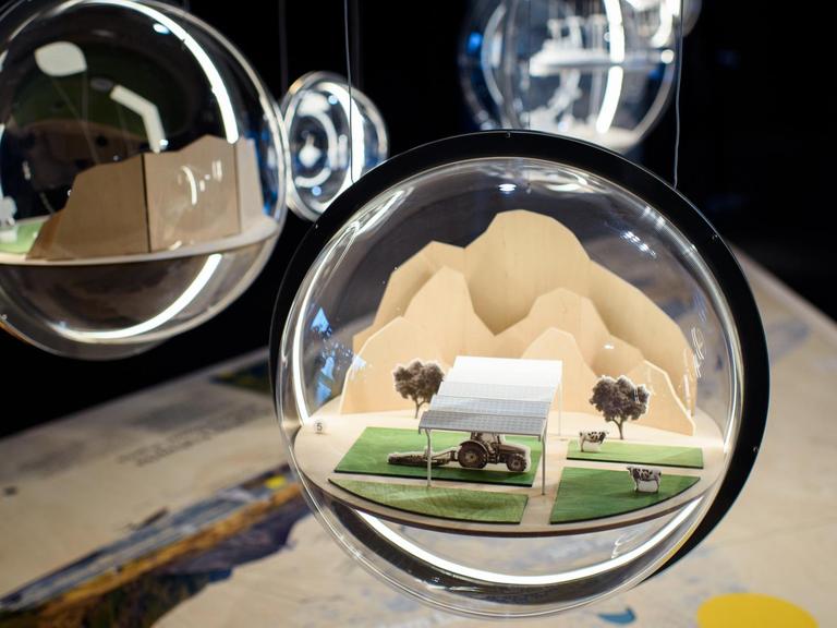 Ein kleines Modell eines Bauernhof aus dem 3D-Drucker ist im Futurium, dem Zentrum für Zukunftsgestaltung im Berliner Regierungsviertel, in einer Plexiglaskugel zu sehen.